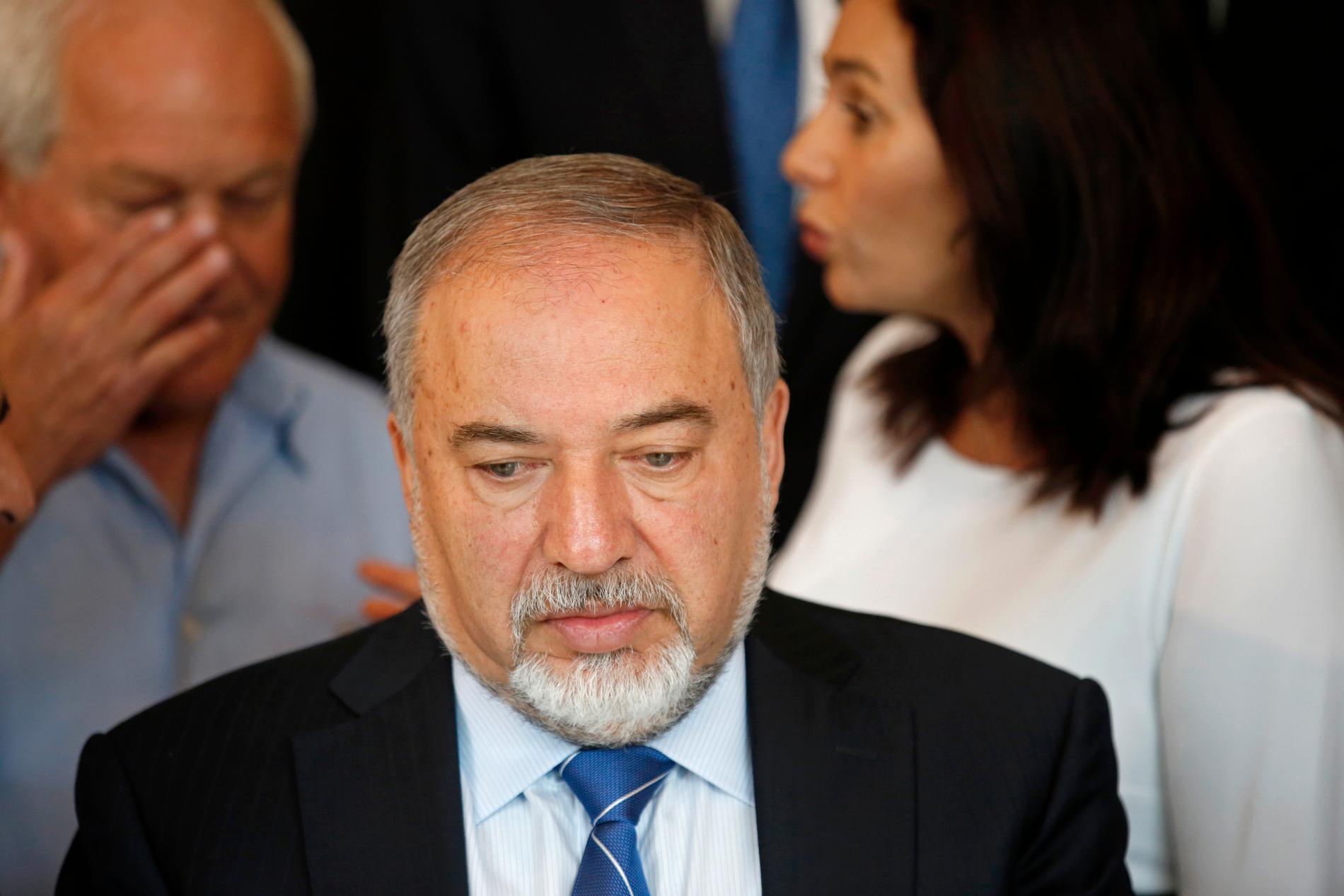 Avigdor Lieberman, partiledare för Yisrael Beitenu, säger att han inte stöttar någon av de två huvudkandidaterna att bli premiärminister efter Israels jämna val.