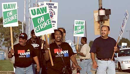 protesterar Arbetare på General Motors fabrik i Hamtramck, Michigan, strejkar i protest mot försämrade sociala förmåner. Över 70 000 bilarbetare i hela Nordamerika deltar i strejken.