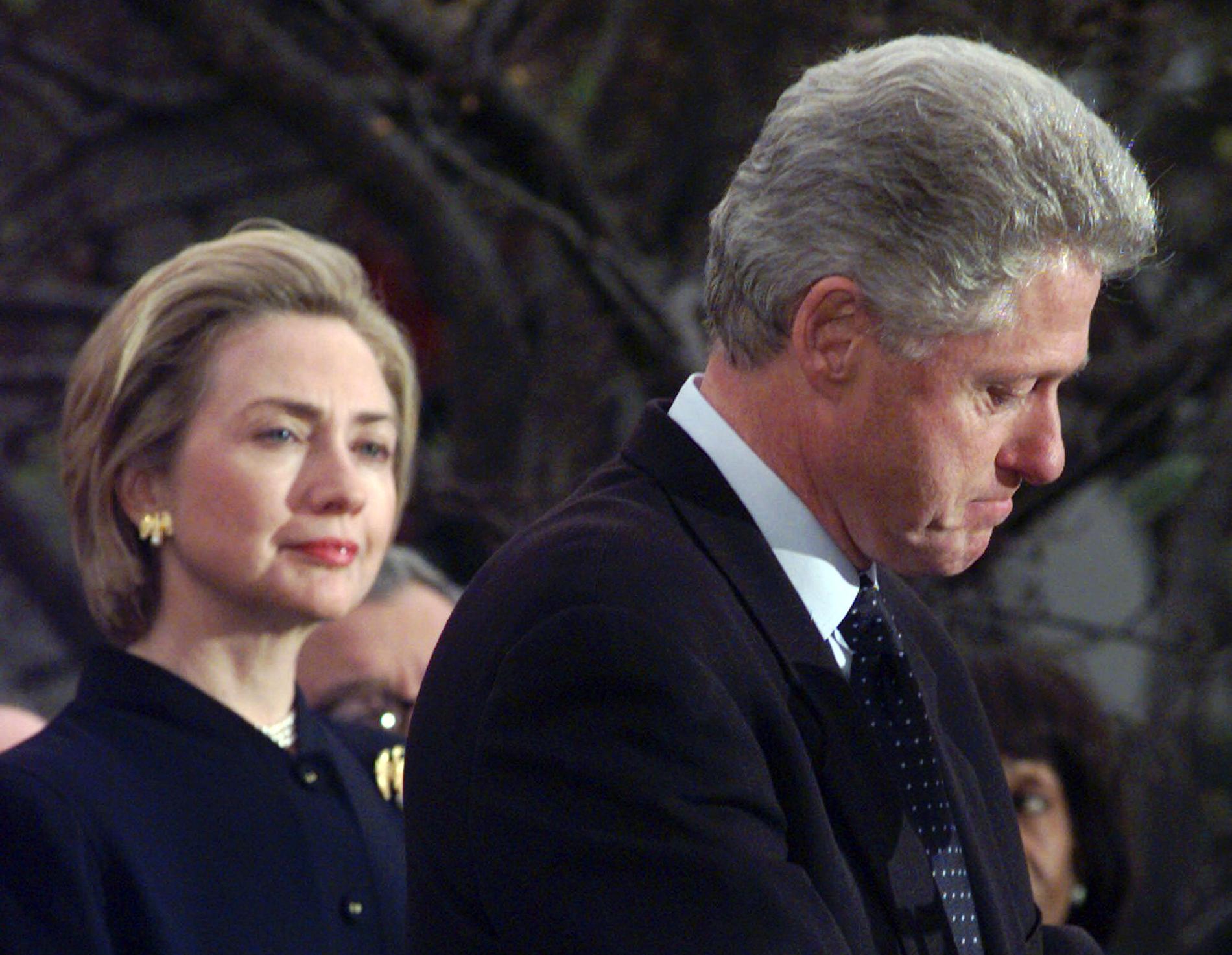 Hillary Clinton och Bill Clinton tackar medlemmar i representanthuset som röstade emot att han skulle avsättas 1998. 