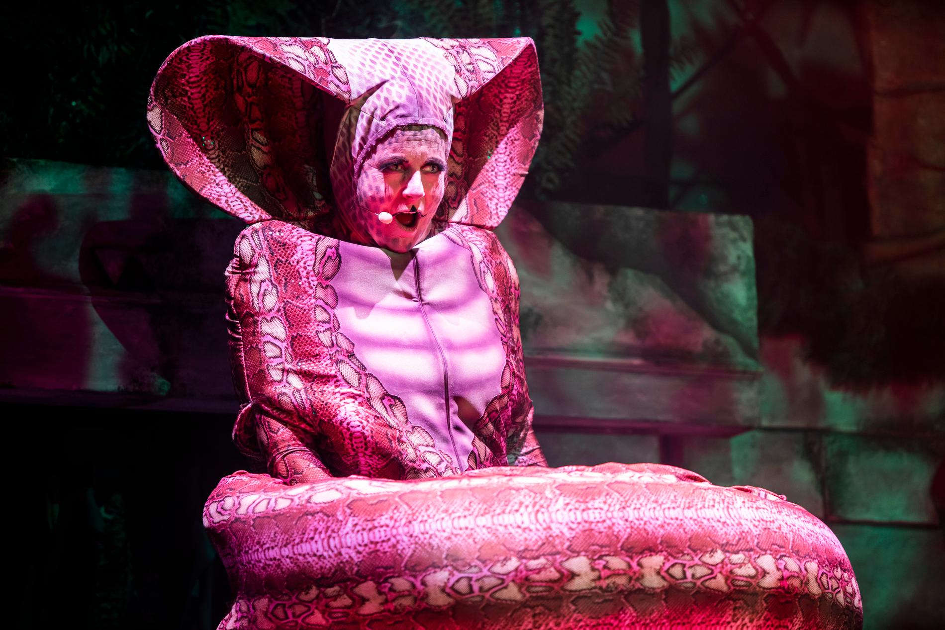 Gunilla Backman gör rollen som ormen Kaa i ”Djungelboken the musical”