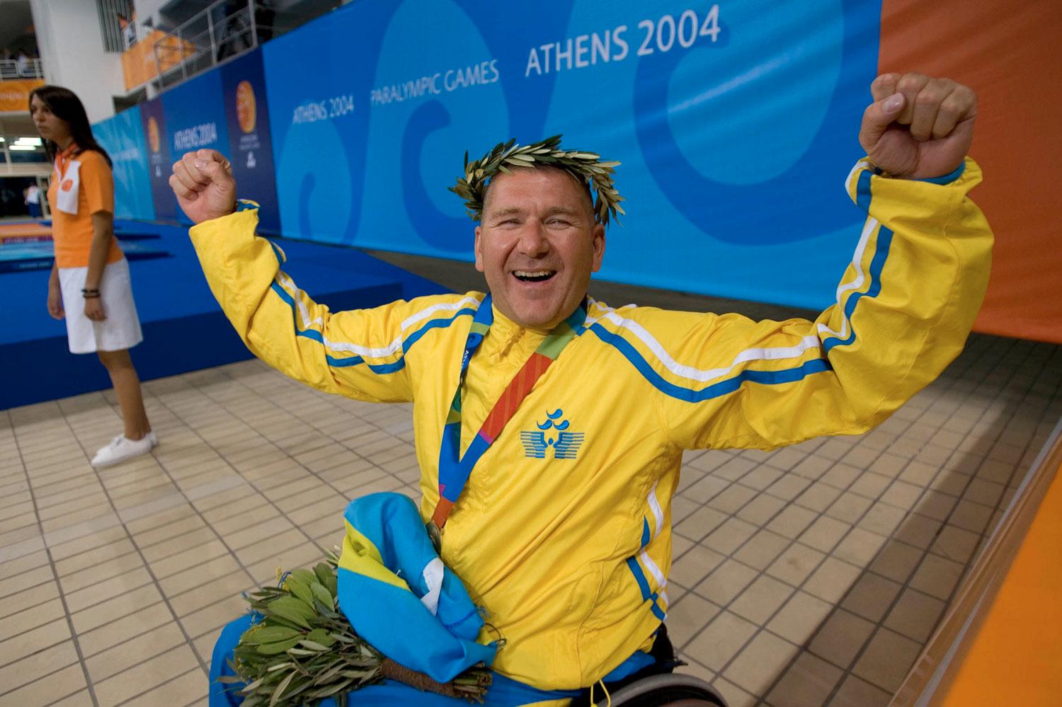 Anders Olsson efter sitt guld i Paralympics 2004 i Aten.