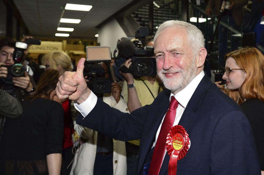 Jeremy Corbyn gör tummen upp efter valresultatet.