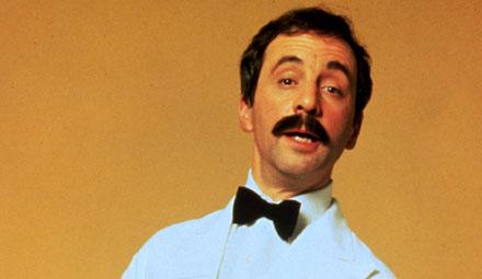 Andrew Sachs i sin paradroll som Manuel i "Fawlty Towers".