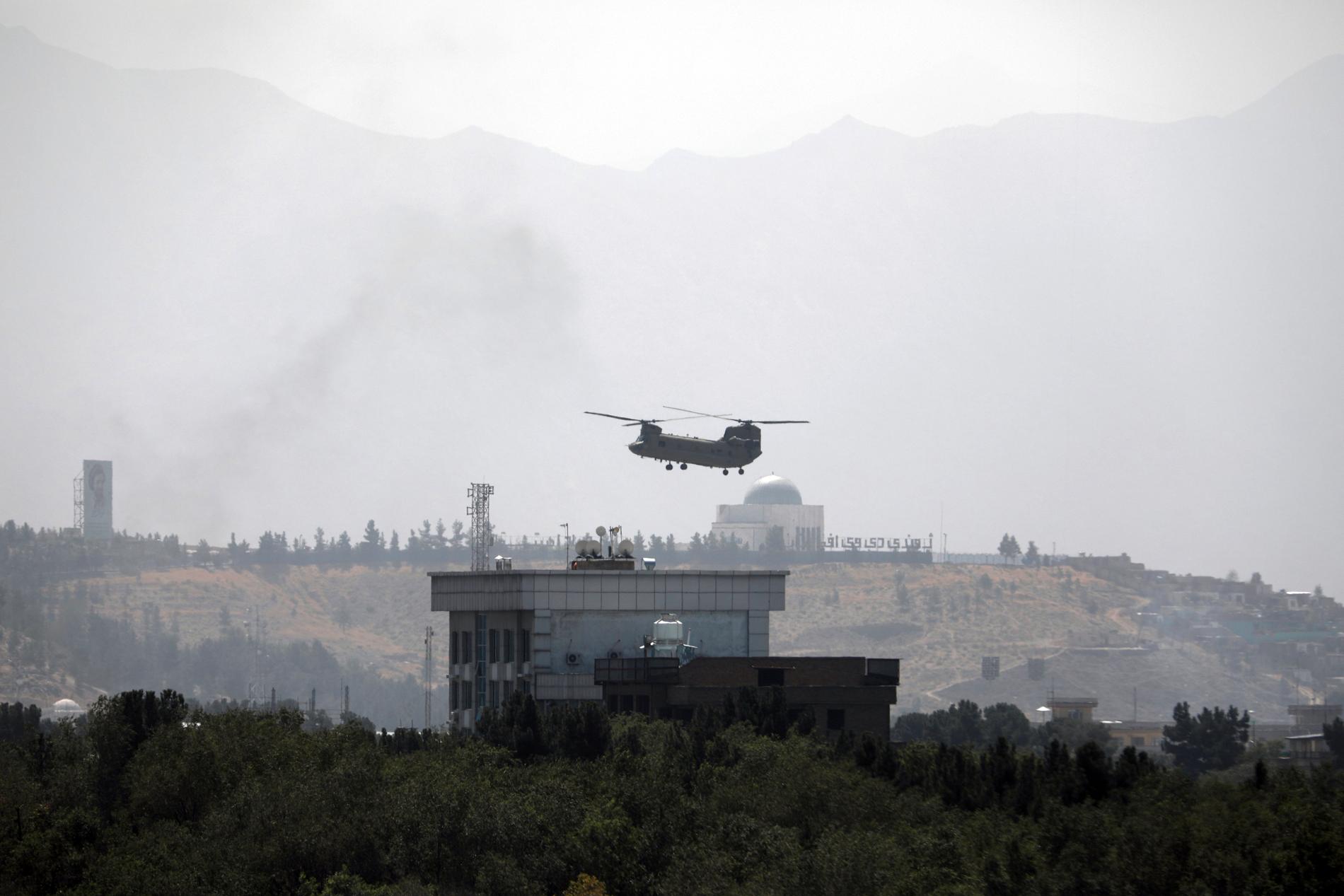 En amerikansk helikopter ovanför landets ambassad i Kabul.