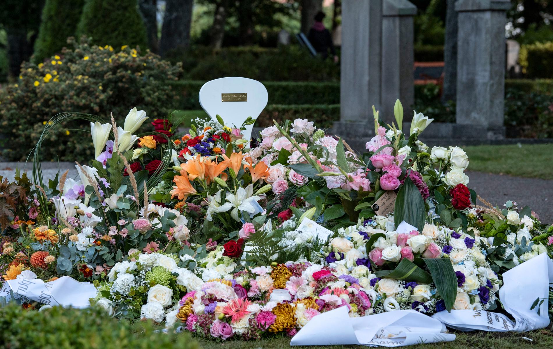 Ett hav av blommor täcker Karolin Hakims grav på S:t Pauli norra kyrkogård i centrala Malmö. 31-åringen sköts ihjäl på öppen gata i Malmö i augusti 2019 med sitt nyfödda barn i famnen. Arkivbild.