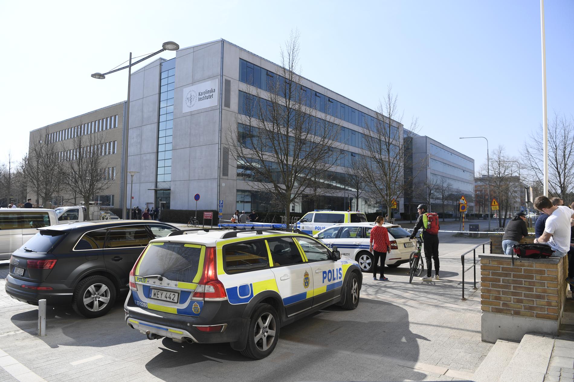 Ett område kring polisutbildningen vid Södertörns högskola har spärrats av – och polisens bombgrupp är på väg. 