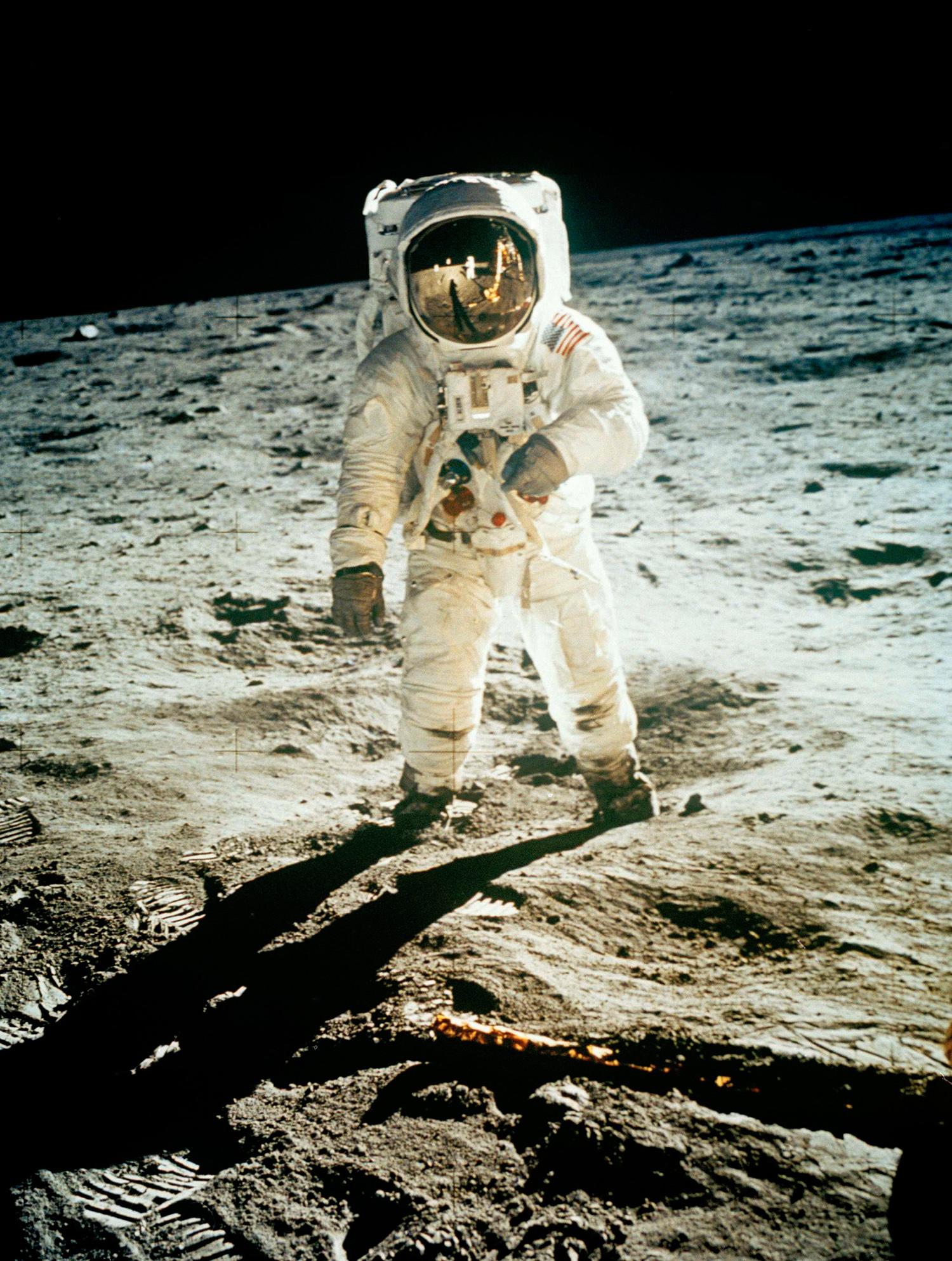 Neil Armstrongs världsberömda foto på Buzz Aldrin under promenaden på månen.