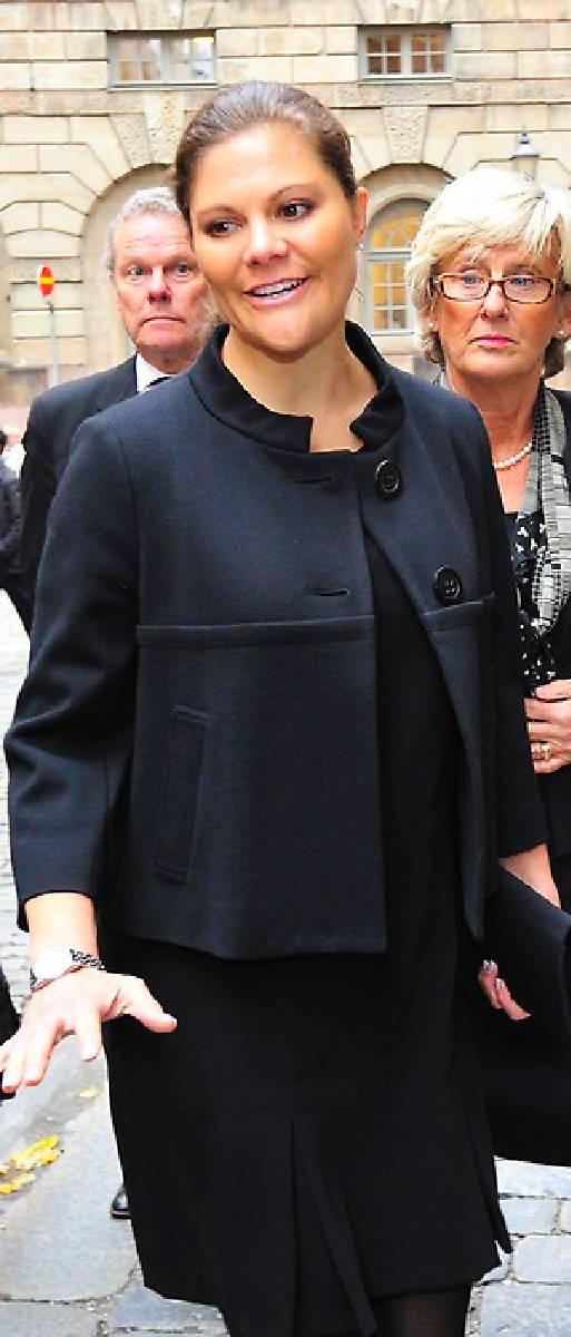 27 okt. En sorgeklädd Victoria närvarar vid politikern Per Unckels begravning i Storkyrkan.
