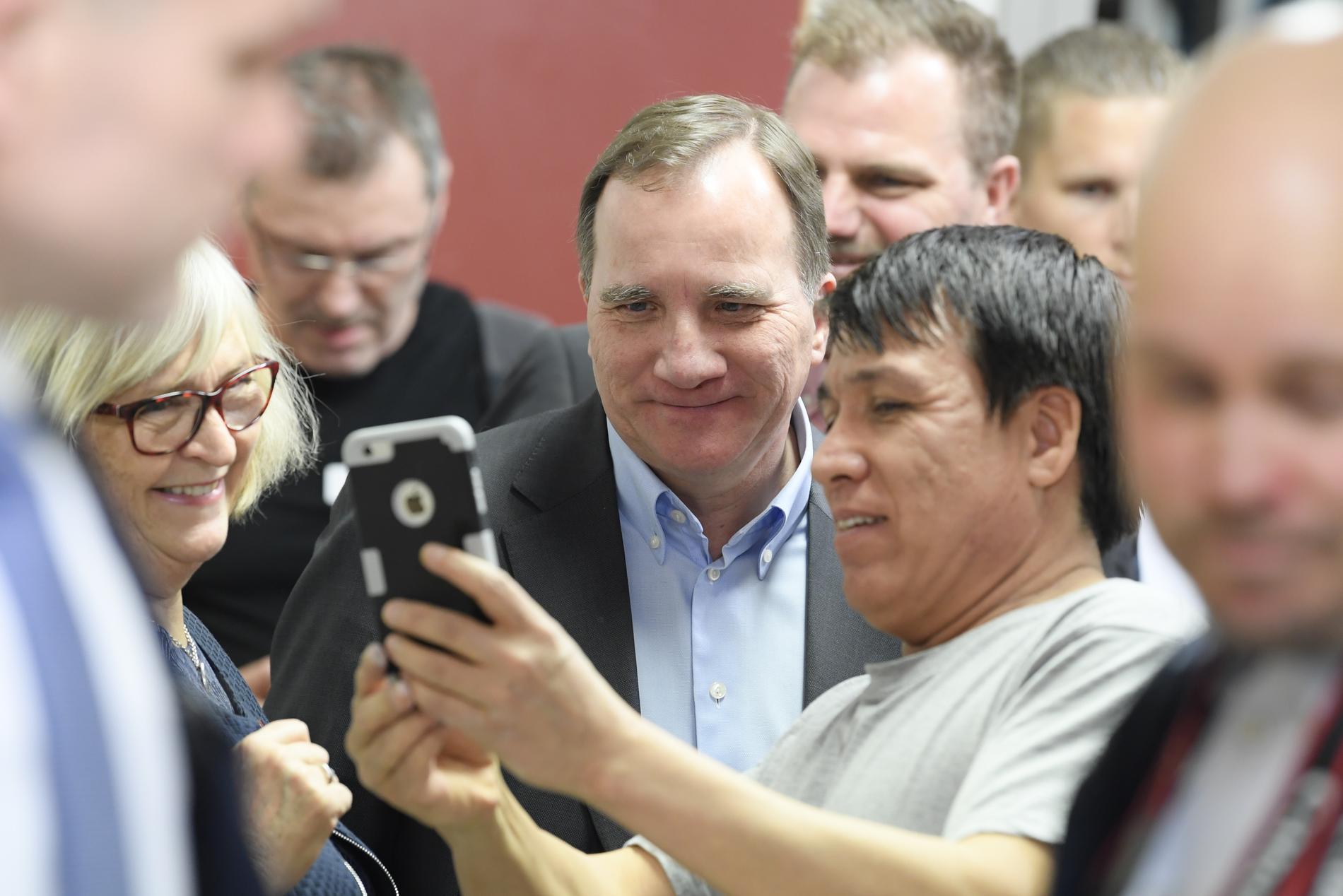 Statsminister Stefan Löfven (S) fick ställa upp på många selfies när han besökte Lugnets gymnasieskola i Falun i torsdags.