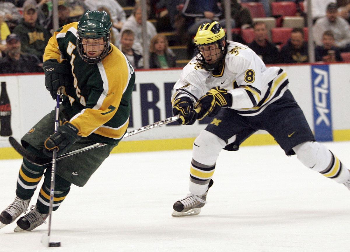 Erik Gustafsson ses här i grön, gul och vit matchdräkt under sin tid i Northern Michigan University.