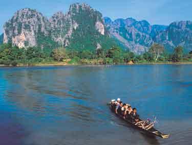 Mekongfloden rinner som en puls­åder genom hela landet, den är landets främsta transportväg.