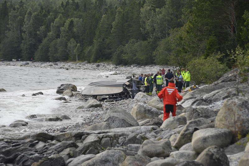 Fyra personer fanns ombord på båten som kraschade natten till i går - tre av dem dog. De döda är två kvinnor, 27 och 28 år gamla, och en 43-årig man. Mannen som nu vårdas på sjukhuset i Umeå körde båten.