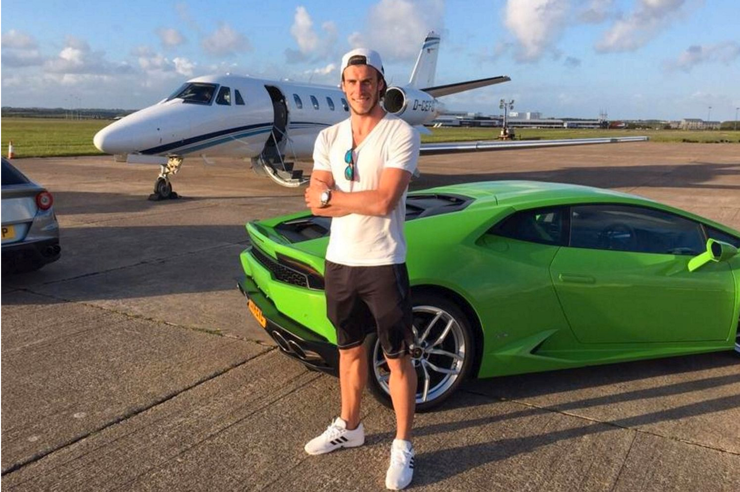 Bale poserar glatt framför en Lamborghini. Men nu är det slut på det roliga. Foto: Twitter/Gareth Bale