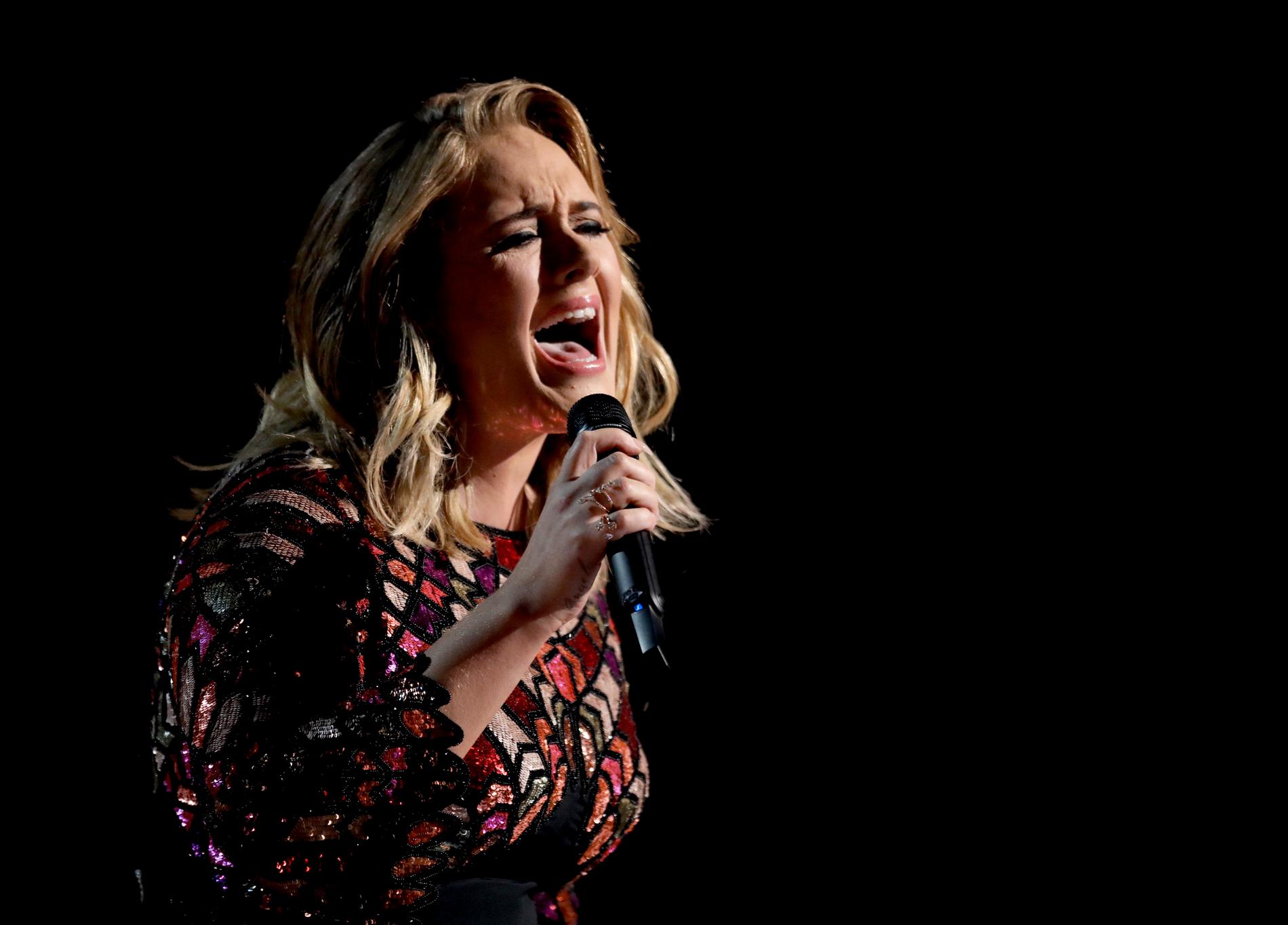 Adeles första nya singel på sex år kunde ha hetat som en klassisk Bond-låt – ”Nobody does it better”. 