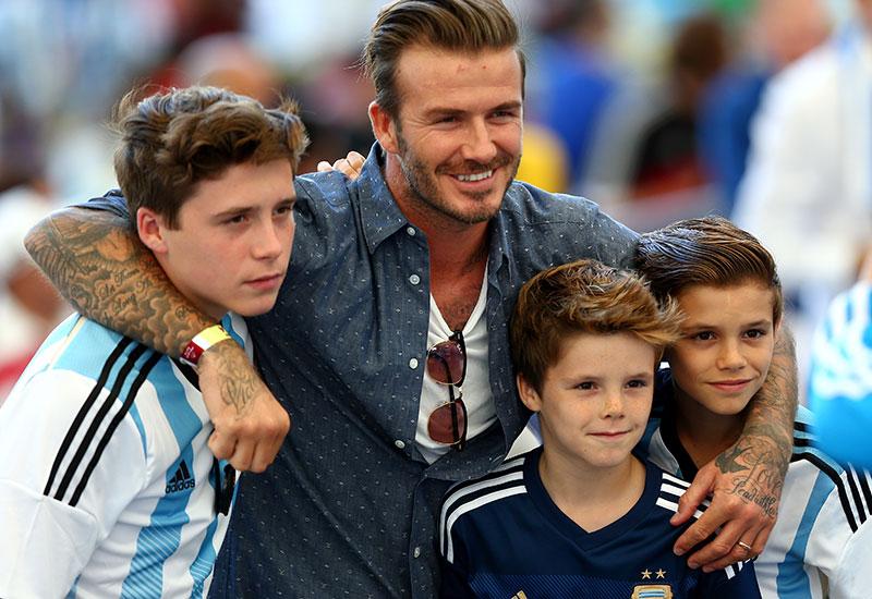 David Beckham med söner håller på Argentina.