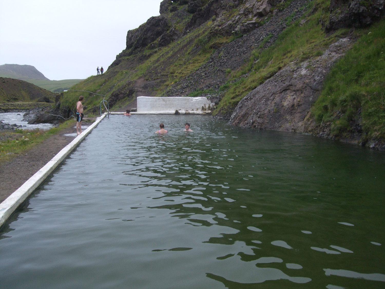 SELJAVALLALAUG, ISLAND Islands äldsta pool byggdes redan 1923 och ligge i en vacker dalgång. Någon uppvärmning av vattnet behövs inte då det kommer naturligt från varma källor. Poolen fylldes delvis av aska vid Eyjafjallajökulls stora utbrott 2010. Mer info: www.eyjafjoll.com
