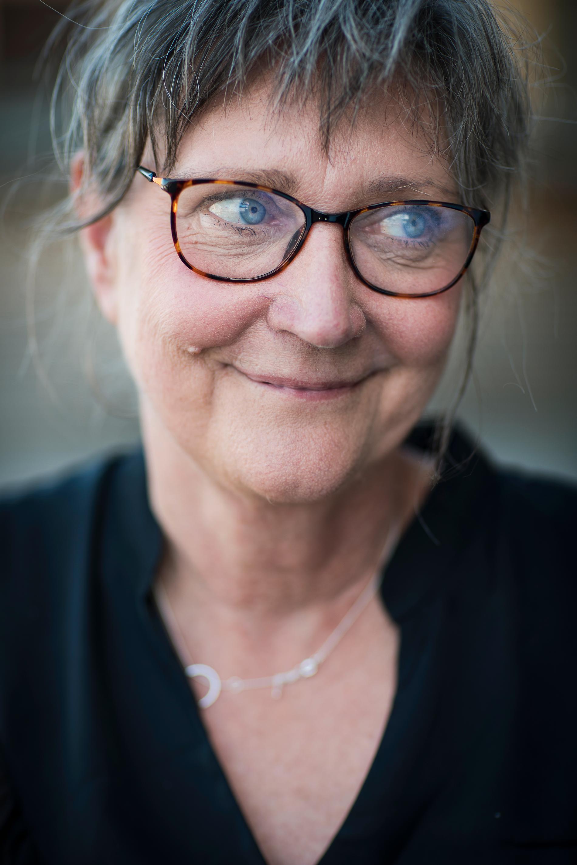 Birgitta Aupeix, 63, legitimerad psykolog och sjuksköterska och mamma till Amandine, har skrivit den självbiografiska boken "Hur i helvete kunde det bli så här? - om en okänd sjukdom och svensk psykiatri".