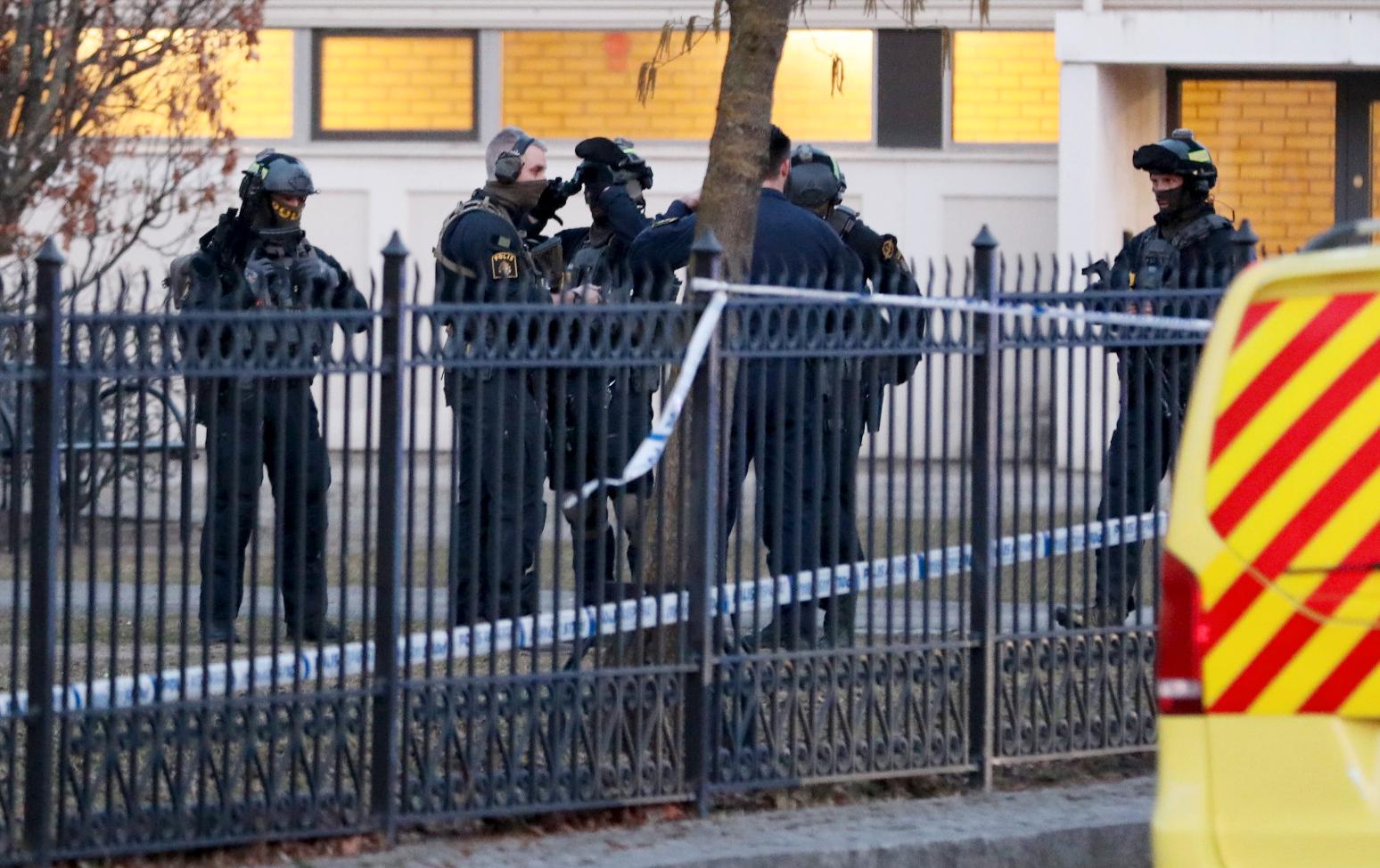 En stor polisinsats, bland annat insatsstyrka, är på plats vid skolan. 