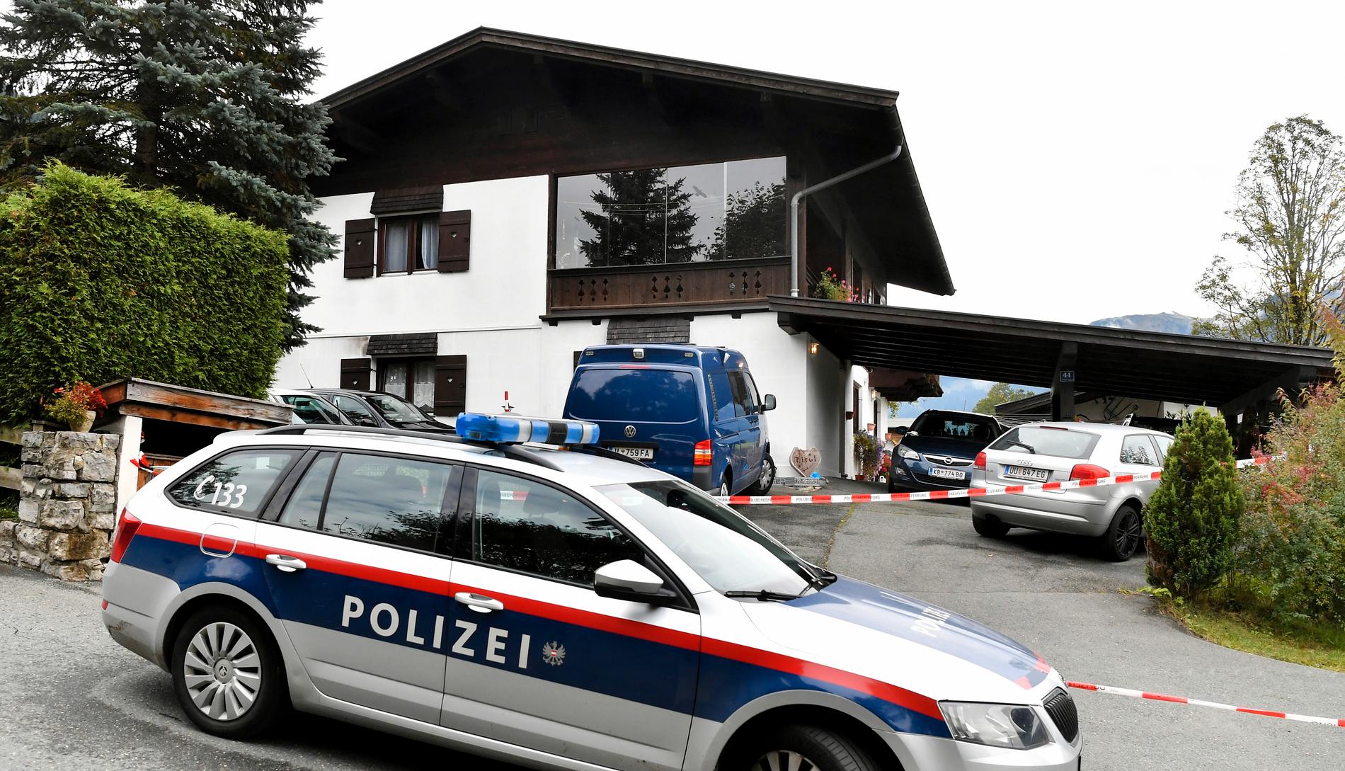 Polisen utanför huset i Kitzbühel där morden ska ha skett.