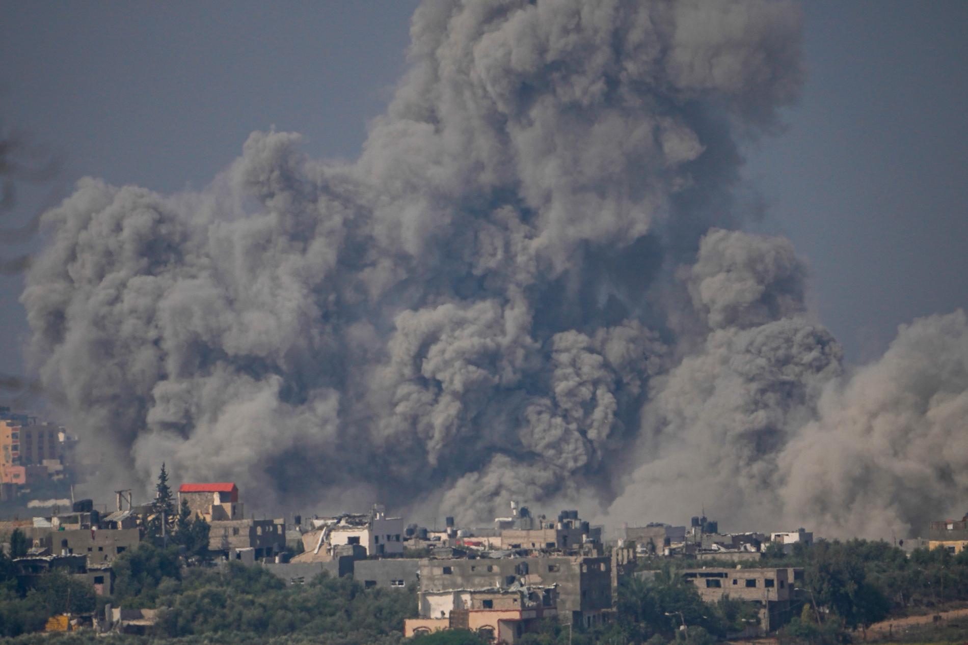 Rök stiger över Gaza efter israeliska flyganfall måndag 23 oktober. 