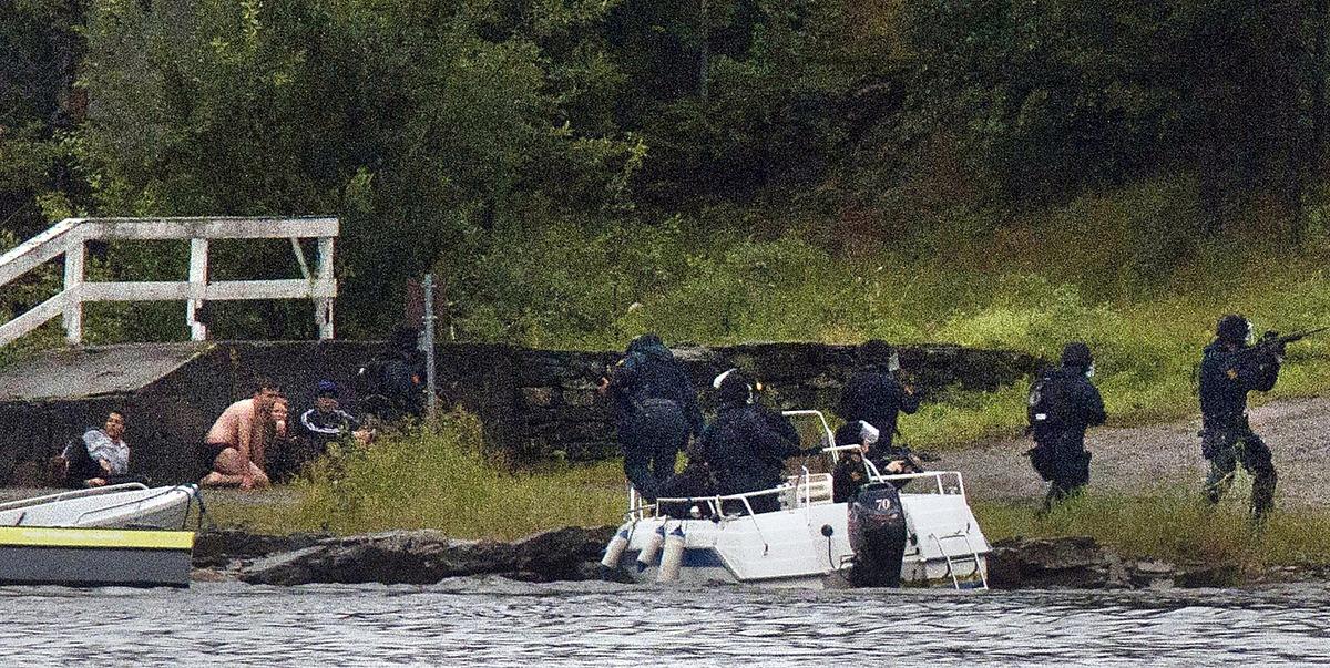 Polisen fick ringa efter en ny båt – samtidigt som mördaren fortsatte skjuta på Utøya.