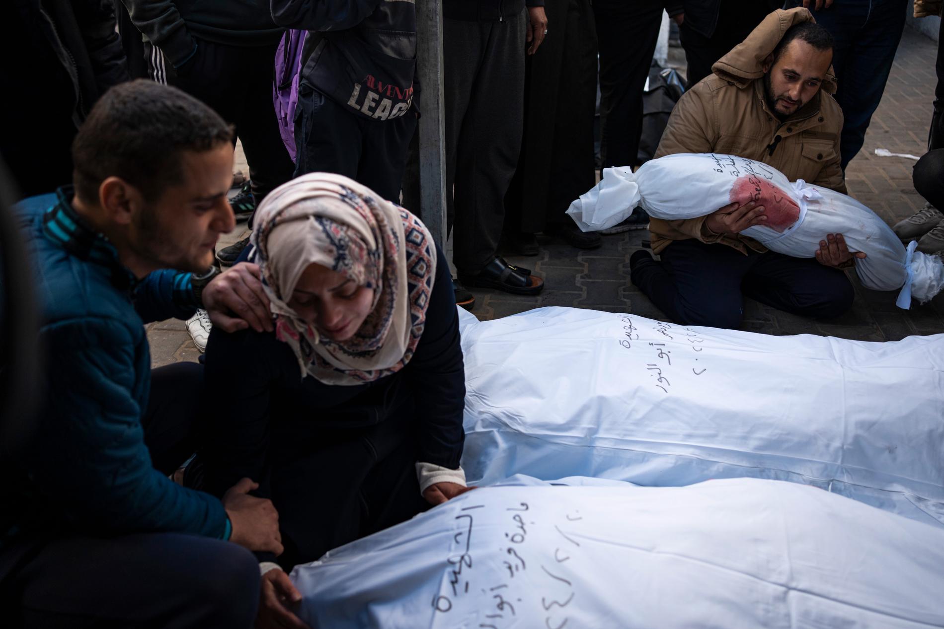 Palestinier sörjer närstående som dödats i ett israeliskt bombanfall under onsdagen i Rafah på Gazaremsan.