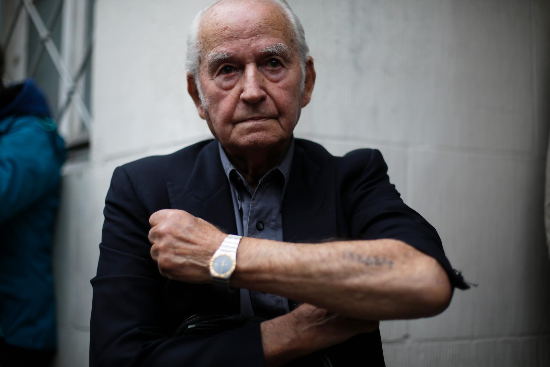 Auschwitz-överlevaren Leon Schwarzbaum visar sitt tautuerade fångnummer på armen. Han vittnade mot den 94-årige SS-soldaten Oskar Groening i Lueneburg, Tyskland juli 2015.