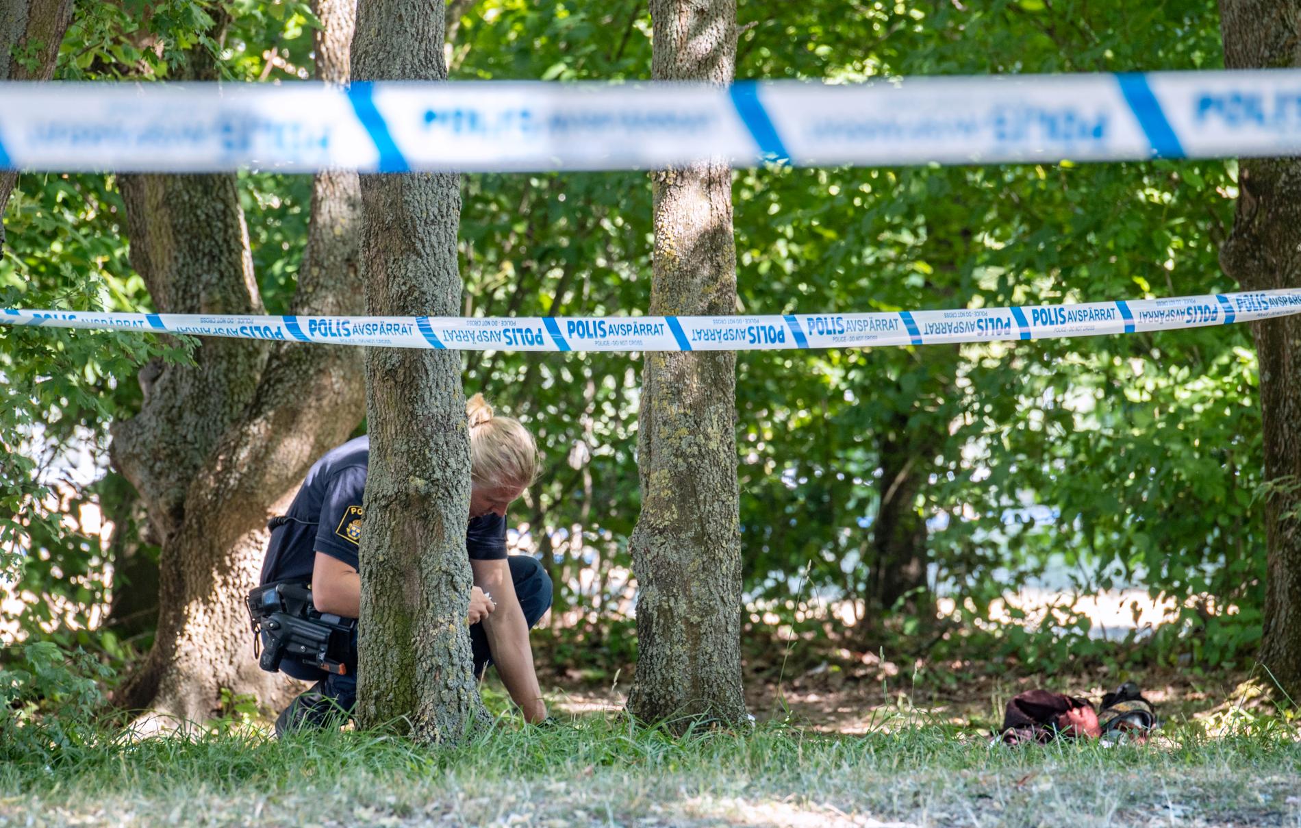 Polis och avspärrningar vid Nydalaparken i Malmö efter en skottlossning i början av juli förra året, som ledde till att en man dog och en blev allvarligt skadad. Arkivbild.