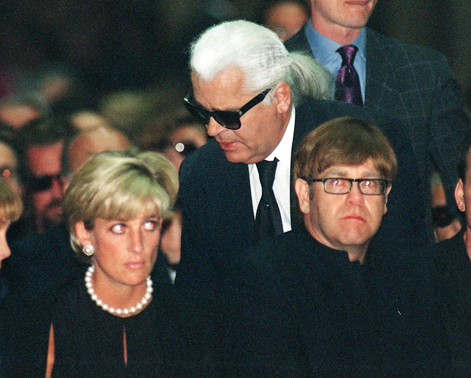 Prinsessan Diana, Karl Lagerfeld och Elton John i den 22 juli 1997.