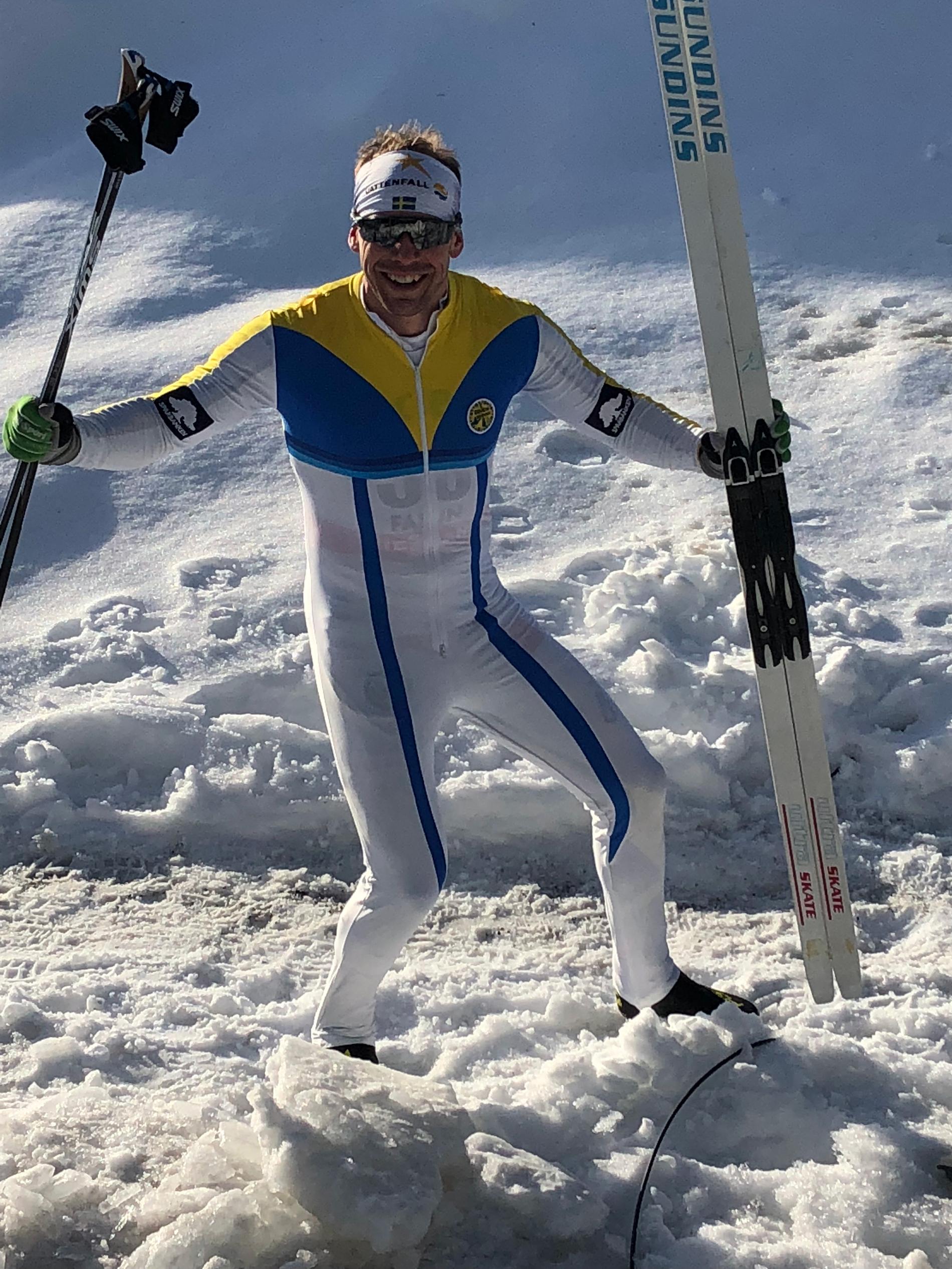 Emil Jönsson fick skidor och dräkt från 80-talet.