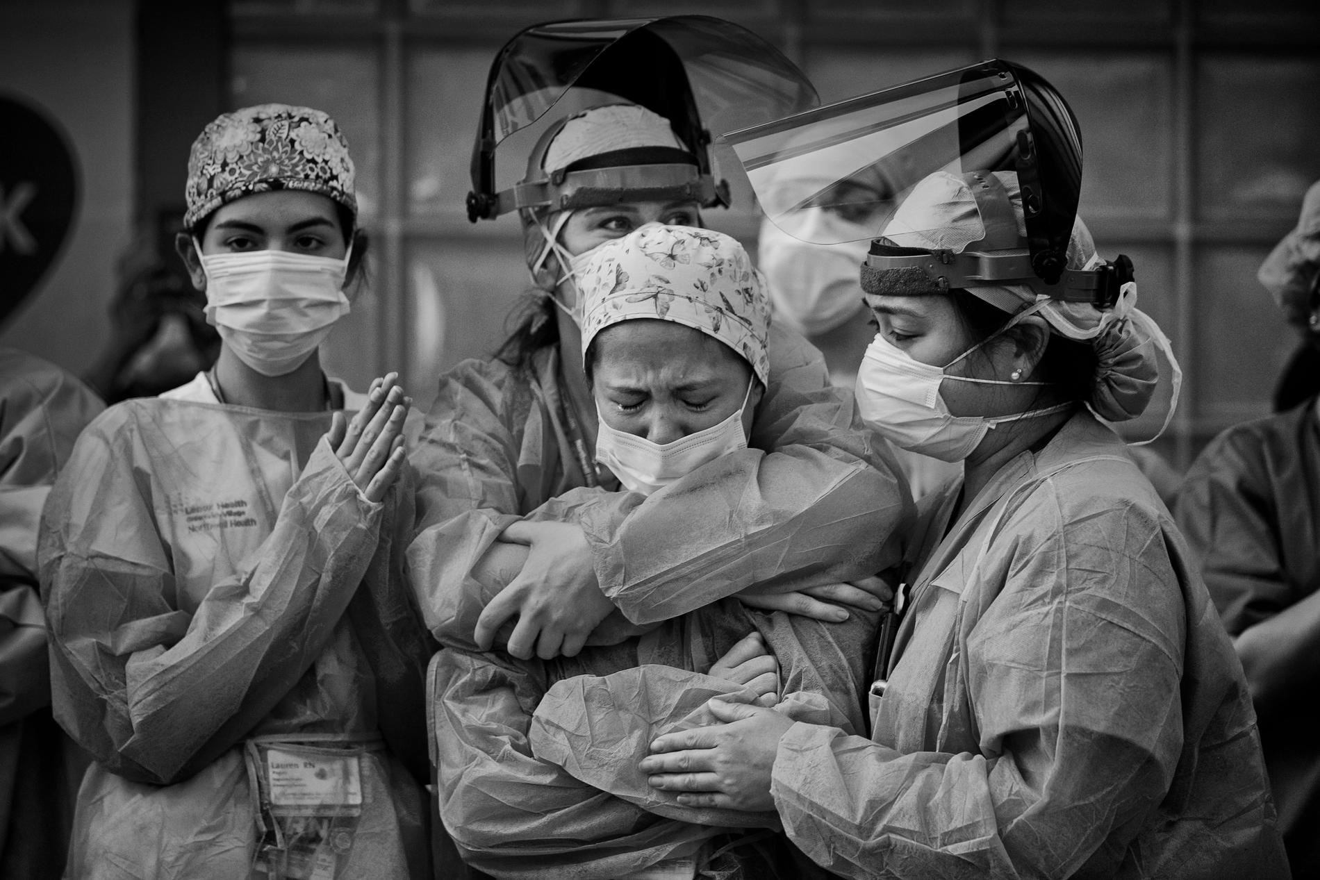 När folk utanför Lenox Hill Hospital i New York applåderar för att visa vårdpersonalen sin uppskattning, brister en av sjuksköterskorna ut i gråt.