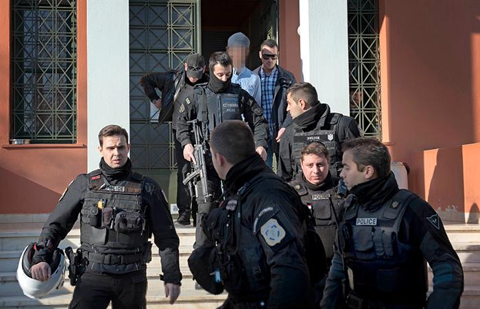 TA KAMPEN HÄR I vintras greps två misstänkta svenska terrorister i Grekland. Båda hade svenska pass men greps i Alexandroupolis när de var på väg till Syrien för att ansluta sig till IS.
