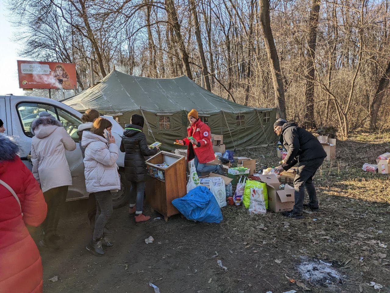 Bilden visar förnödenheter som omsorteras i Lviv innan transport till östra delarna av Ukraina. 