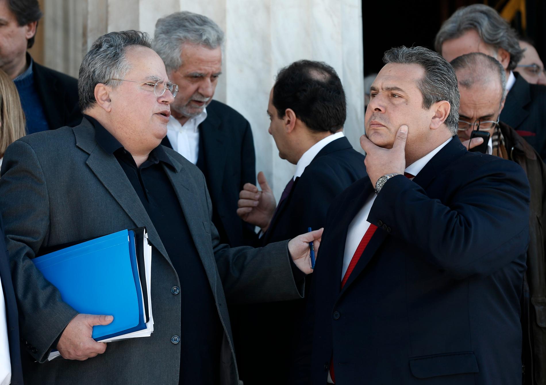 Greklands utrikesminister Nikos Kotzias, till vänster, i samspråk med försvarsminister Panos Kammenos utanför parlamentet i Aten 2015. Arkivbild.