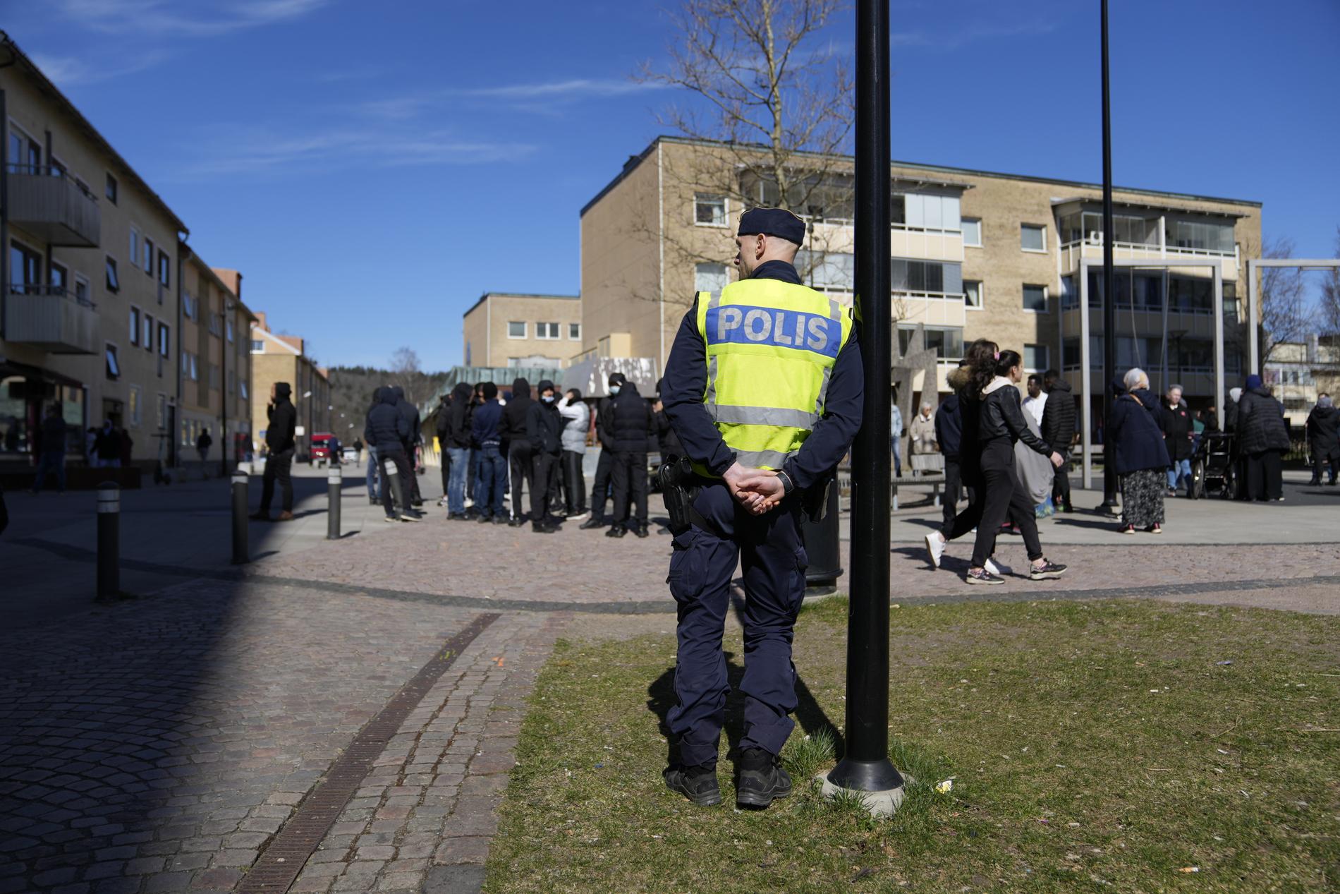 Ett hundratal personer och poliser hade samlats på torget på Norrby i väntan på Paludan. Förmiddagen beskrevs som lugn av polis på plats. 