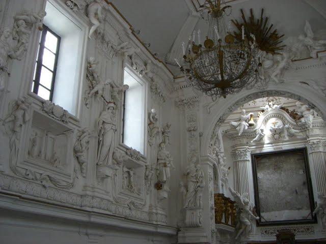 Inne i kyrkan San Lorenzos bönekapell syns ramen där tavlan skars ut. 2015 ersattes den med en kopia. 