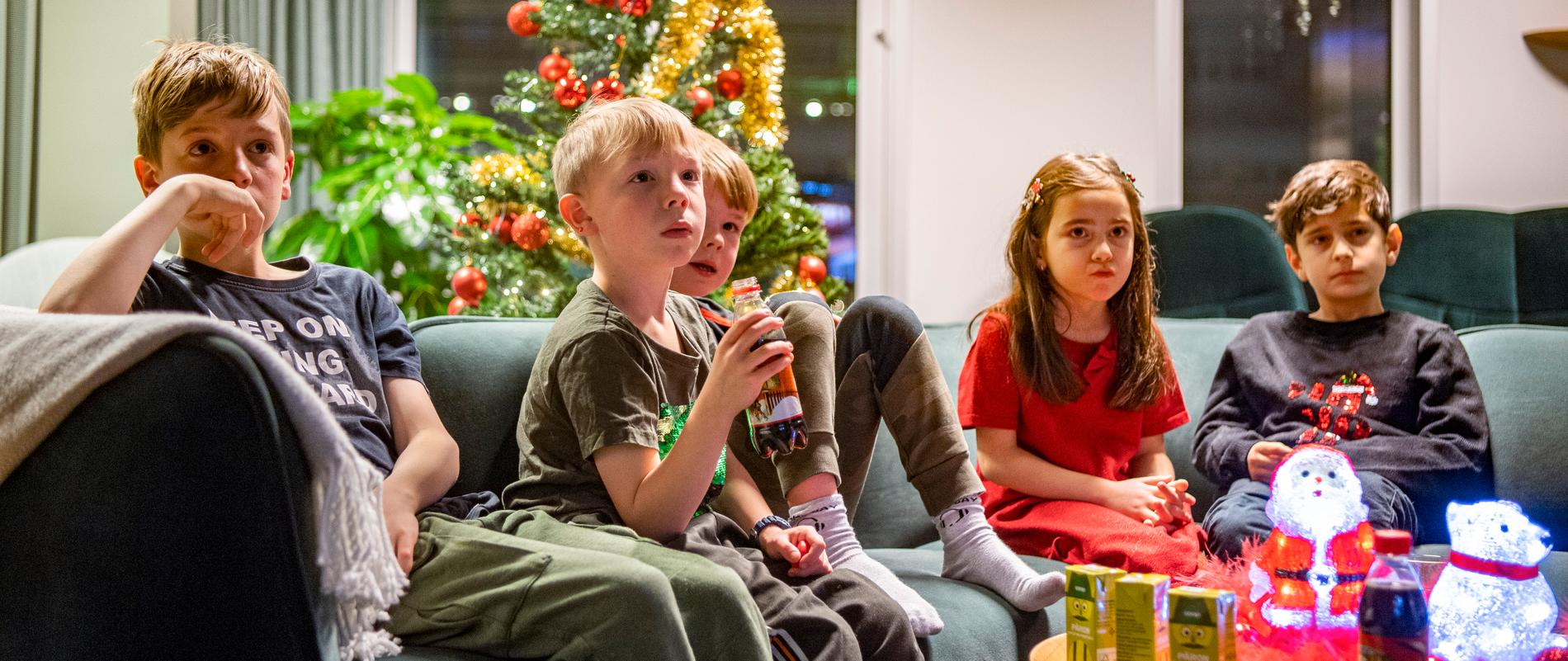 Barnpanelen förhandstittar på SVT:s julkalender ”En hederlig jul med Knyckertz”. Från vänster: Arvid, Anton, Ambjörn, Leona, Liam.