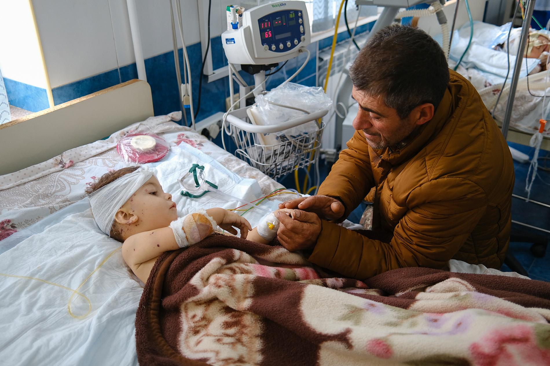 Ett barn som skadats i beskjutningen av Stepanakert vårdas på sjukhus. Bilden är tagen i måndags.