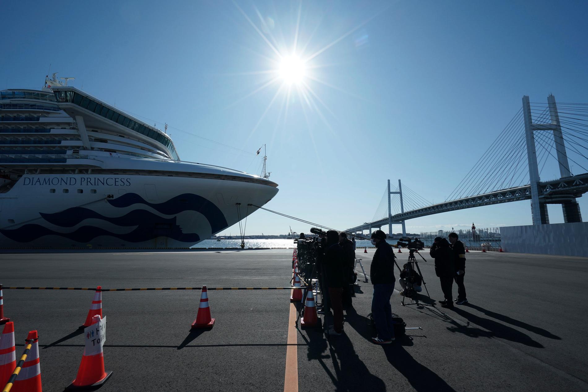 Kryssningsfartyget Diamond Princess är satt i karantän i hamnen i Yokohama i Japan.