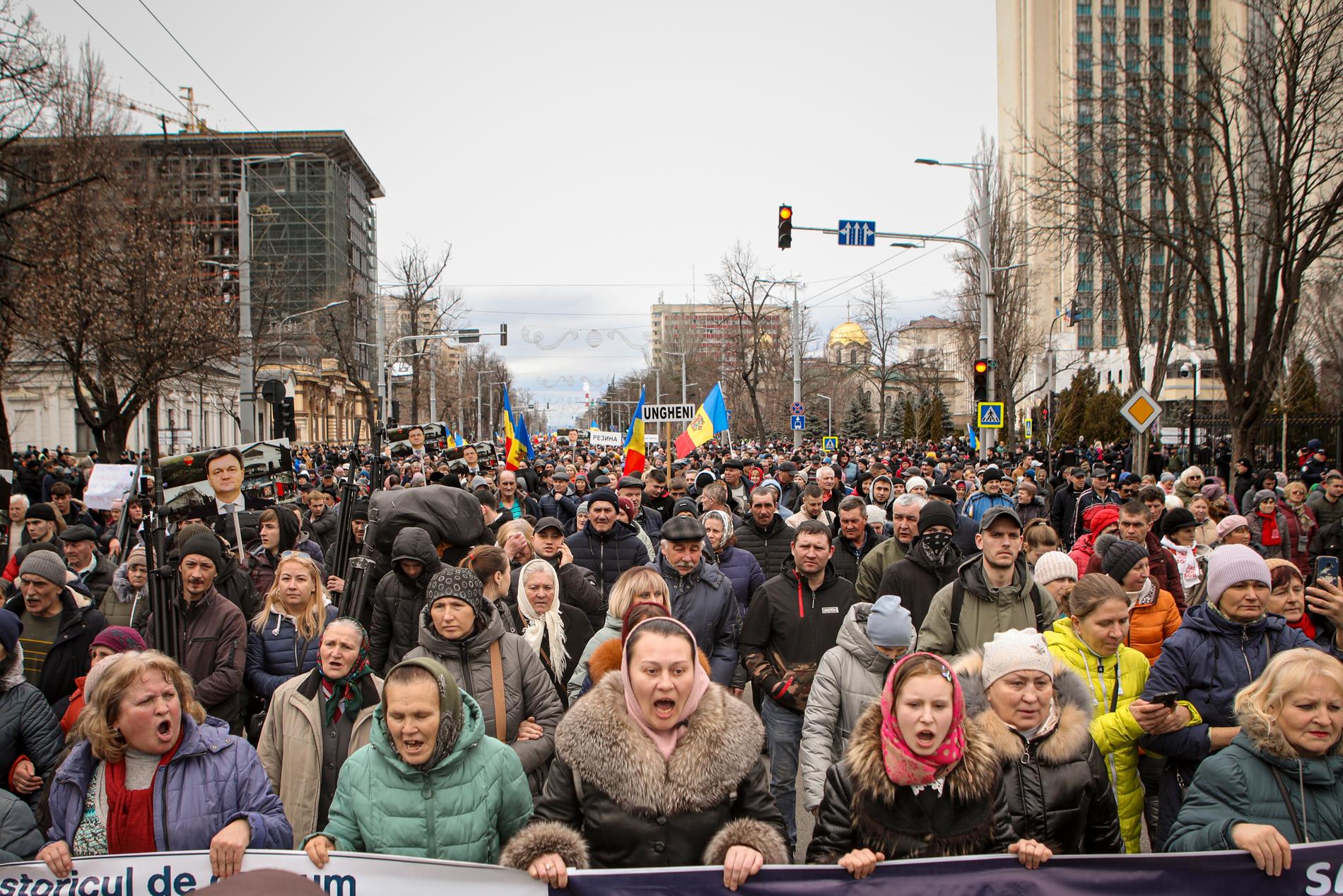 Protester på söndagen i Moldaviens huvudstad Chisinau mot den västvänliga regeringen och hur låg levnadsstandarden blivit.