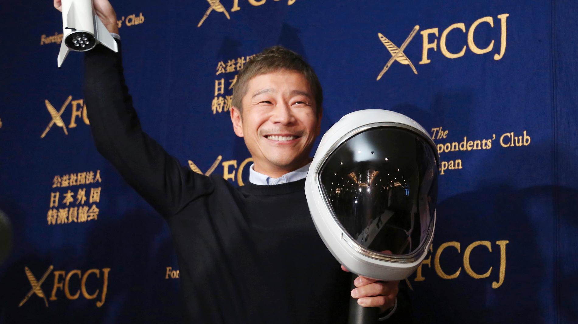Yusaku Maezawa i samband med att han i oktober 2018 meddelade att han planerar att resa runt månen i Elon Musks raketföretag Space X regi.