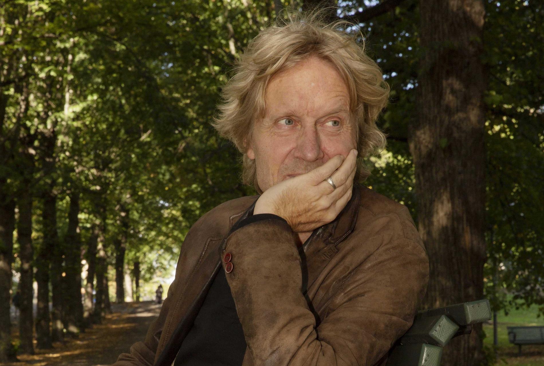 Bengt Ohlssons (född 1963) bok ”Midsommarnattsdrömmar” handlar om sju vänners väg genom livet  via tre midsomrar. 