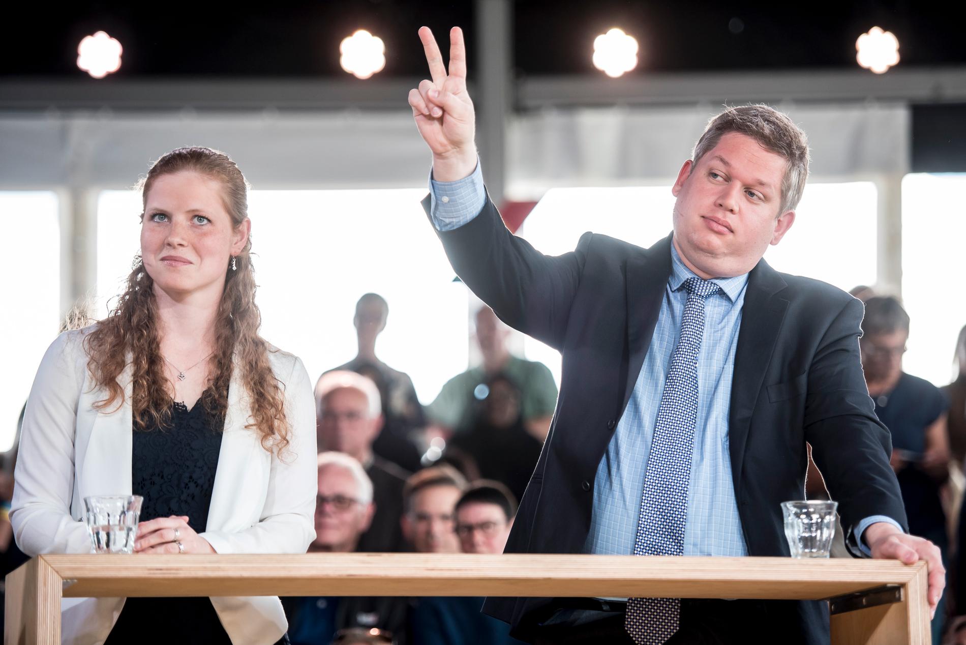 Rasmus Paludan, till höger, under en debatt i den danska kanalen TV2 den 10 maj.