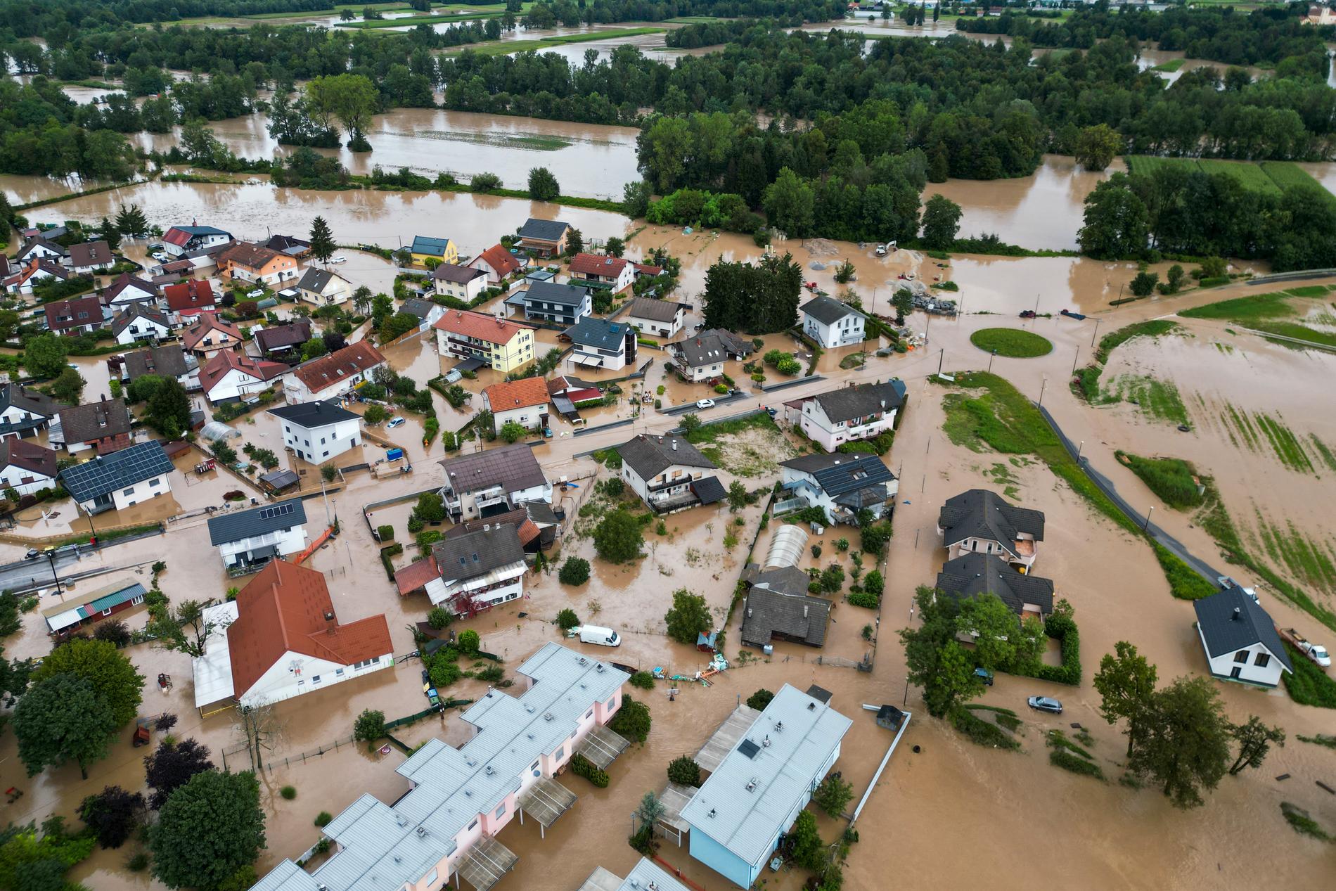 Den översvämmade byn Sneberje nära staden Kamnik.