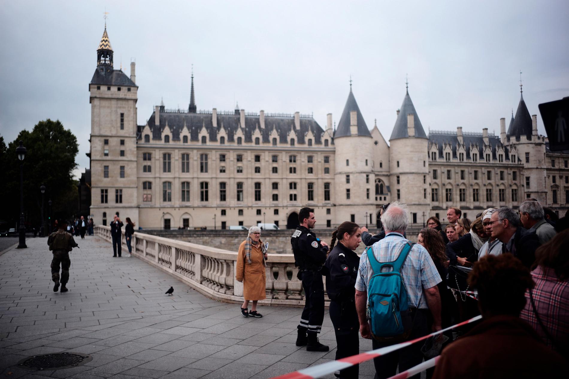 Attacken ägde rum vid polisens högkvarter i Paris i Frankrike.