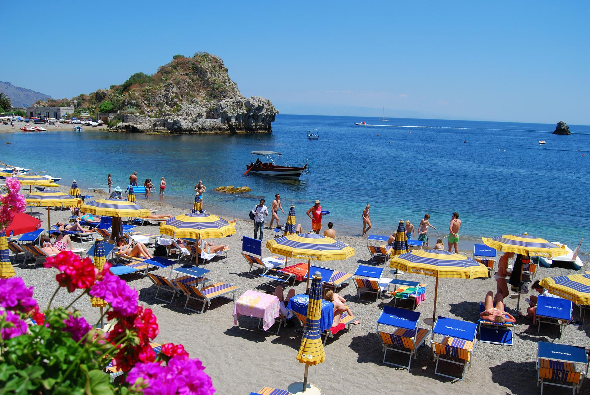 Stranden på Taormina. Varningen gäller bland annat på Sicilien.
