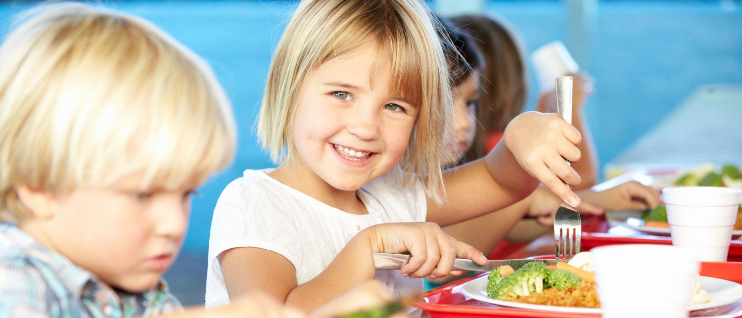 Barn mellan fyra och fem kan ofta äta ordentligt med kniv och gaffel.