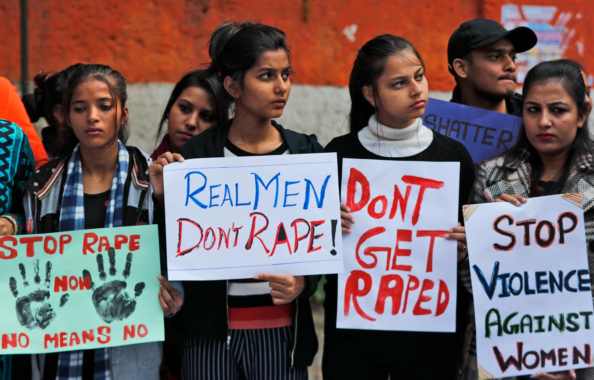 Kvinnorättsaktivister kräver rättvisa vid en demonstration den 3 december, efter att en kvinna blivit gruppvåldtagen, mördad och uppbränd i New Delhi.