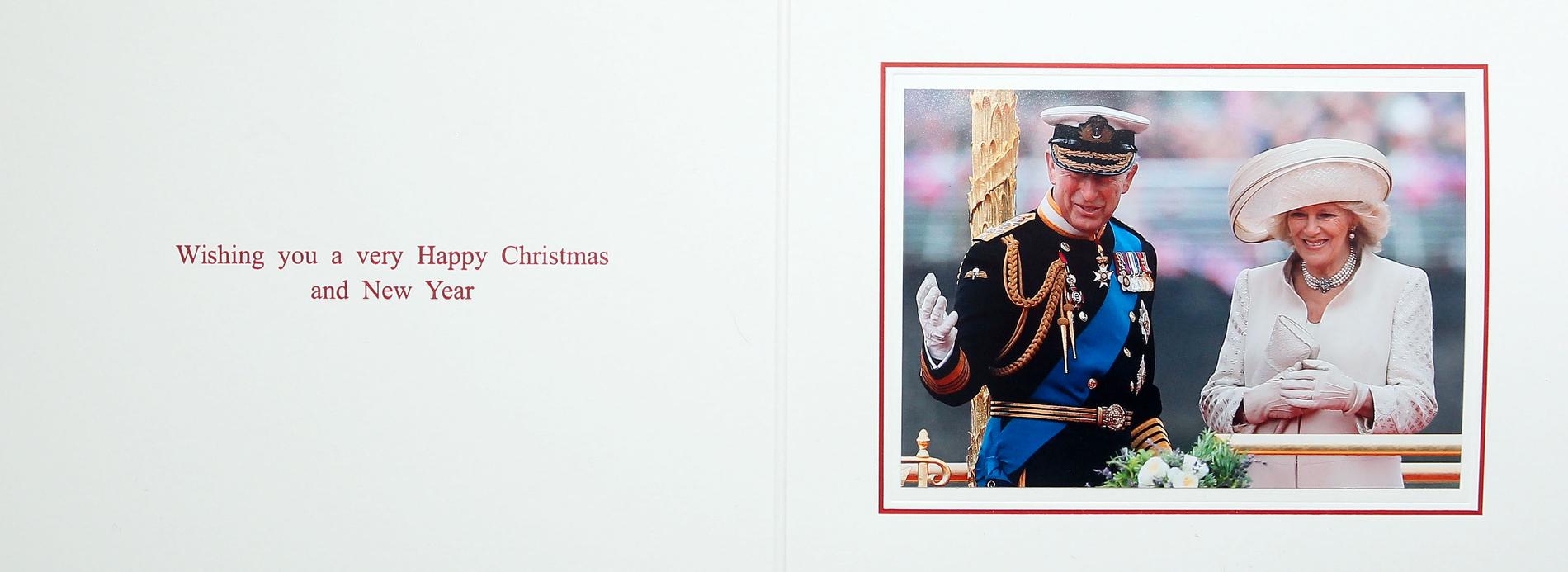 Hans höghet prinsen av Wales och hertiginnan av Cornwall Självklart vinkas det på högheternas julkort