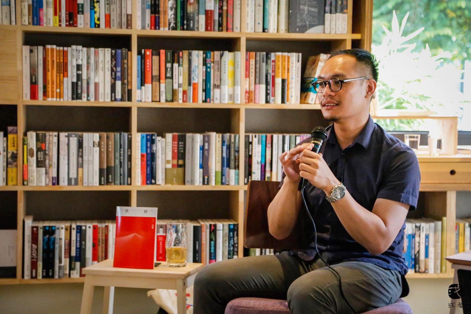 Daniel Lee, som äger den oberoende lilla bokhandeln Hong Kong Reader tänker fortsätta sälja böcker, men noga följa vilka böcker som stoppas av de kinesiska myndigheterna.